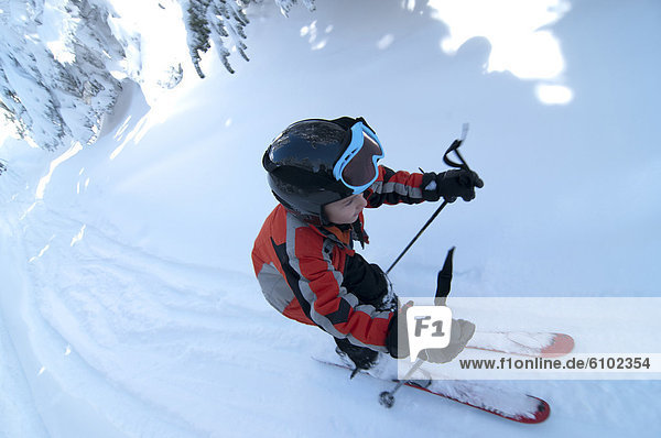 Helligkeit  Tag  Junge - Person  Berg  Skisport  Sonnenlicht  jung  Helm