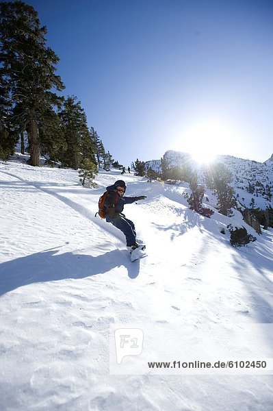 Snowboarding  Junge - Person  unbewohnte  entlegene Gegend  Kalifornien