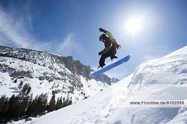 Snowboarding  Junge - Person  unbewohnte  entlegene Gegend  Kalifornien