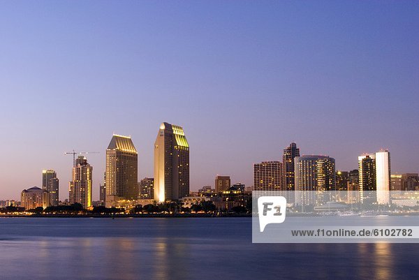 Skyline  Skylines  beleuchtet  Insel  Kalifornien  San Diego  Coronado  Abenddämmerung
