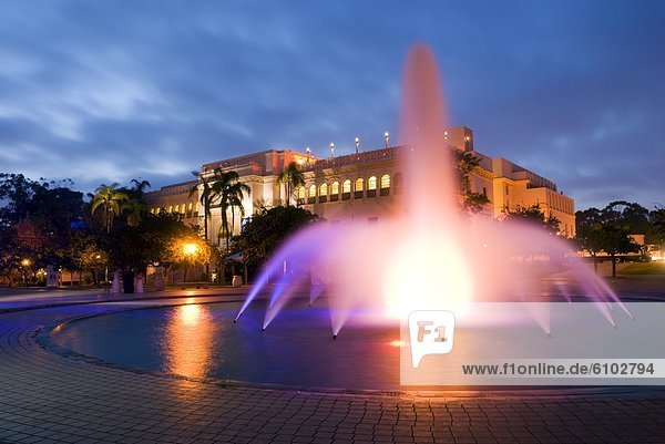 beleuchtet  Springbrunnen  Brunnen  Fontäne  Fontänen  Landschaft  Geschichte  Wahrzeichen  frontal  Museum  Kalifornien  San Diego  Balboa  Abenddämmerung  Zierbrunnen  Brunnen