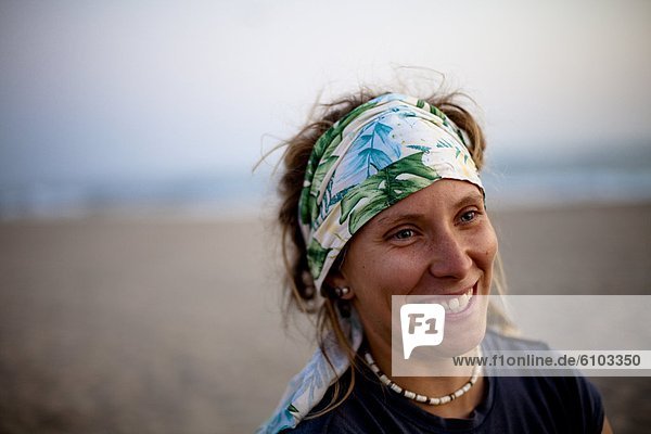 Frau  lächeln  Strand  Kopftuch  Kleidung  Oxnard  California  Kalifornien