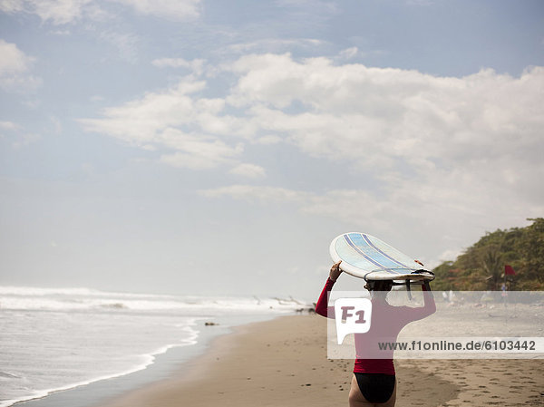 Frau  ruhen  Strand  Ozean  Surfboard