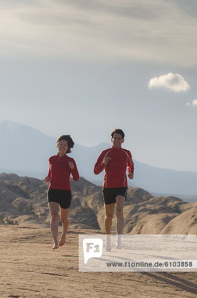 Frau Mann rennen barfüßig Moab Utah
