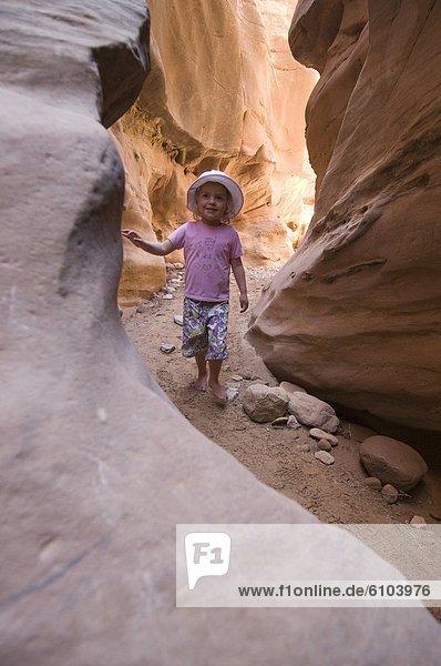 gehen  barfüßig  jung  Loch  Mädchen  Schlucht  Sandstein  Utah