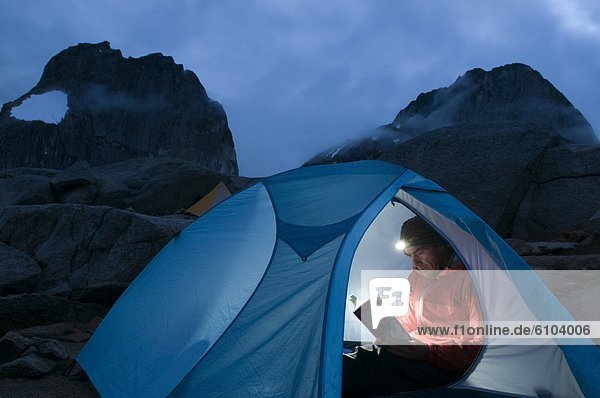 Reiseführer  Mann  Zelt  Bugaboo Provincial Park  British Columbia  Kanada  vorlesen