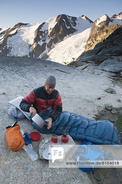 Mann  Lebensmittel  Vorbereitung  Berg  Campingplatz  Bugaboo Provincial Park  British Columbia  Kanada