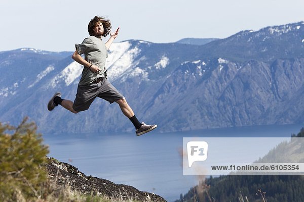 Berg  Mann  über  lächeln  See  Gitarre  Himmel  jung  springen  Reh  Capreolus capreolus  Idaho