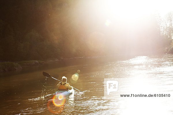 Frau  Abenteuer  Sonnenuntergang  Senior  Senioren  Fluss  Kajak  groß  großes  großer  große  großen  Idaho
