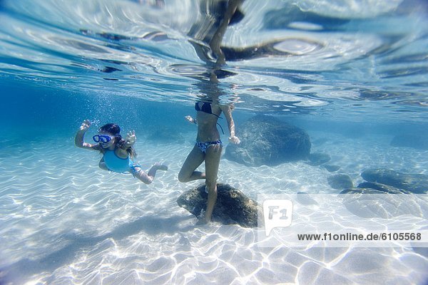 Unterwasseraufnahme  Ansicht  schwimmen  Tochter  Mutter - Mensch  Bucht  Hawaii  Waimea