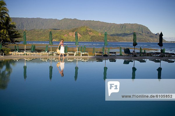 Wasser rollen Frau Ruhe offen Hügel spazierengehen spazieren gehen Hawaii