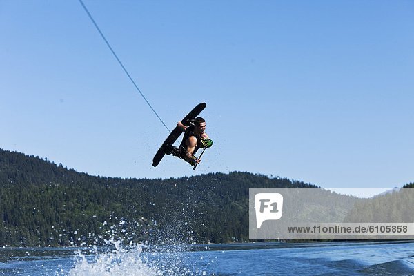Wakeboarding  Wake boarding  Berg  Mann  über  Athlet  groß  großes  großer  große  großen  springen  Idaho  Kielwasser  Wakeboarding