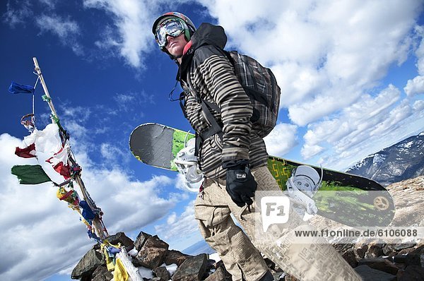 Snowboardfahrer  Berggipfel  Gipfel  Spitze  Spitzen  blasen  bläst  blasend  Wind  Tal  Fahne  extrem  Ski  fünfstöckig  Buddhismus  New Mexico  Gebet  Taos