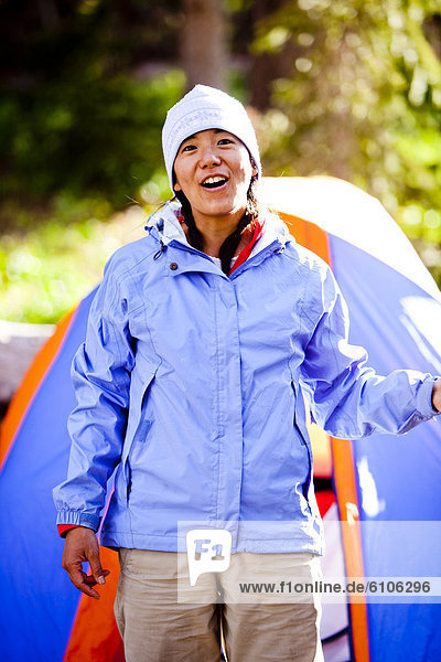 Wasser  Frau  lächeln  Campingplatz  Zelt  frontal  Wiese  Flasche