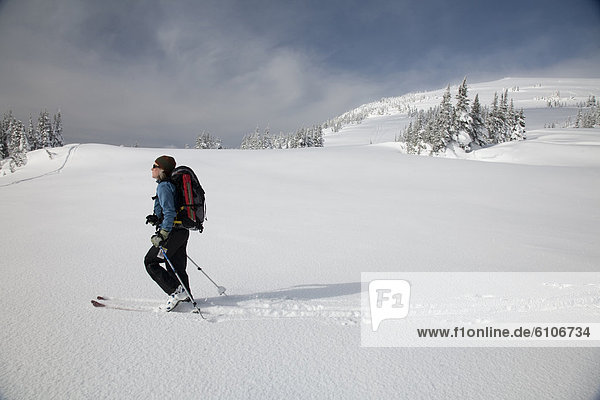 Skifahrer  folgen  unbewohnte  entlegene Gegend  Schnee