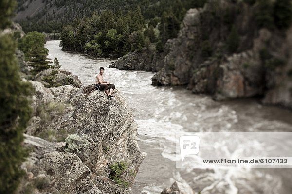Felsbrocken  Mann  sitzend  Athlet  Fluss  klettern