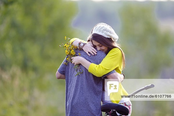 Laubwald Landstraße Freund Frische Blume Sommer umarmen vorwärts Nachmittag Mädchen