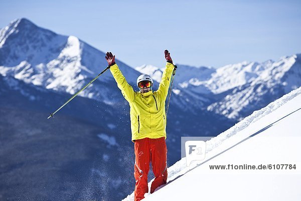 hinter  hoch  oben  Berg  Fröhlichkeit  Skifahrer  Frische  Fest  festlich  lächeln  heben  groß  großes  großer  große  großen  Colorado  Schnee