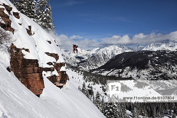 Snowboardfahrer  Tag  Steilküste  Athlet  springen  Gesichtspuder  Sonnenlicht  Colorado