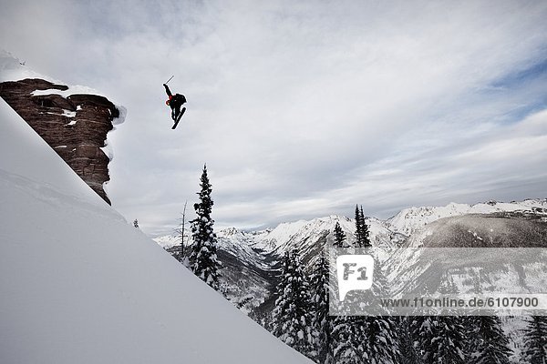 Skifahrer  Steilküste  Athlet  herumwirbeln  unbewohnte  entlegene Gegend  Colorado