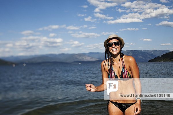 stehend  Frau  lächeln  See  Idaho