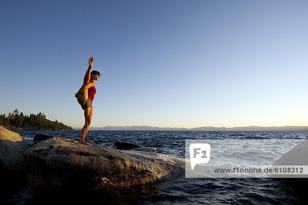 Frau  Sommer  Sonnenuntergang  See  zeigen  Nevada  jung  Yoga  Boulder  Granit