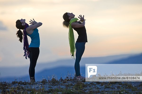 Frau Berg Pose hoch oben zeigen 2 Yoga