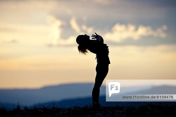 Frau Berg hoch oben zeigen Yoga Pose