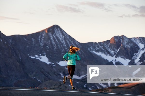 nahe  Frau  folgen  rennen  Sonnenaufgang  Fernverkehrsstraße  Athlet  vorwärts  Berggipfel  Gipfel  Spitze  Spitzen  12  Colorado