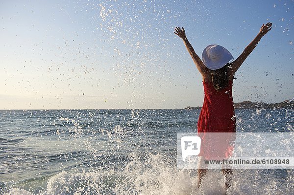 Strand  Sonnenuntergang  planschen  Zeit  Mädchen  Italien  hübsch  Sardinien  Wasserwelle  Welle