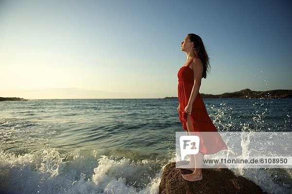 Strand  Sonnenuntergang  planschen  Zeit  Mädchen  Italien  hübsch  Sardinien  Wasserwelle  Welle