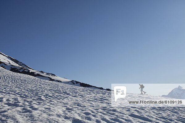 hoch  oben  Skifahrer  Tag  Sonnenaufgang  Schnee  blau  Vogel  Einsamkeit