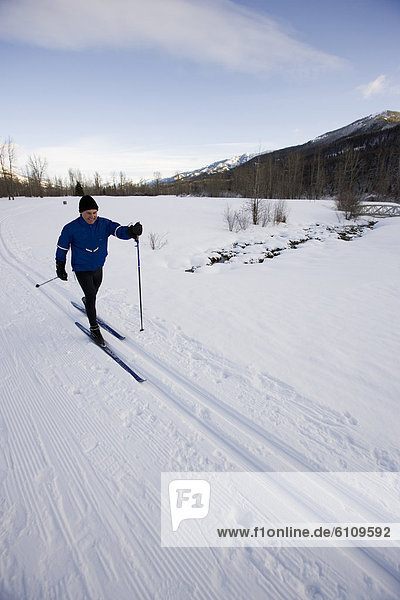 Mann  folgen  Skisport  Ski  gepflegt  Langlaufski