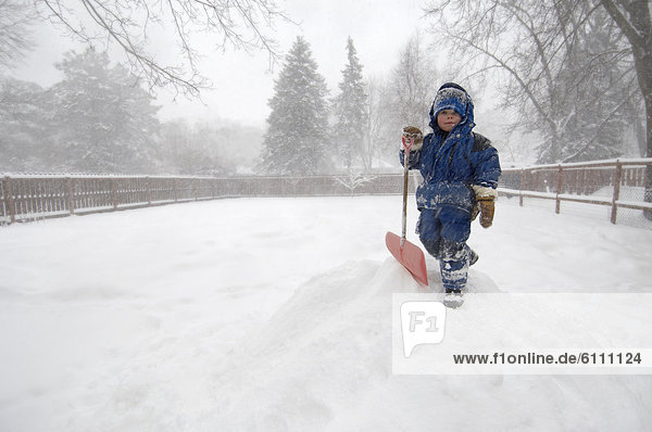 Junge - Person  Festung  bauen  Schnee