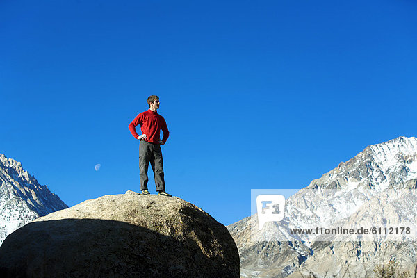 stehend  Mann  hoch  oben  Boulder