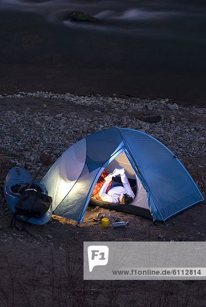 Frau  camping  Zelt  Fluss