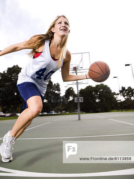 Frau  Aktion  Basketball  schießen  spielen