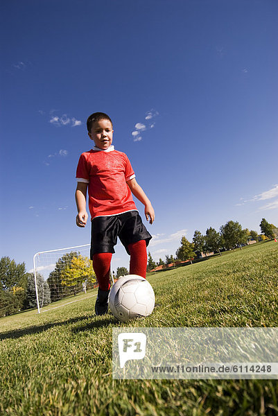Junge - Person  Festung  Fußball  Ball Spielzeug  Colorado  dribbeln
