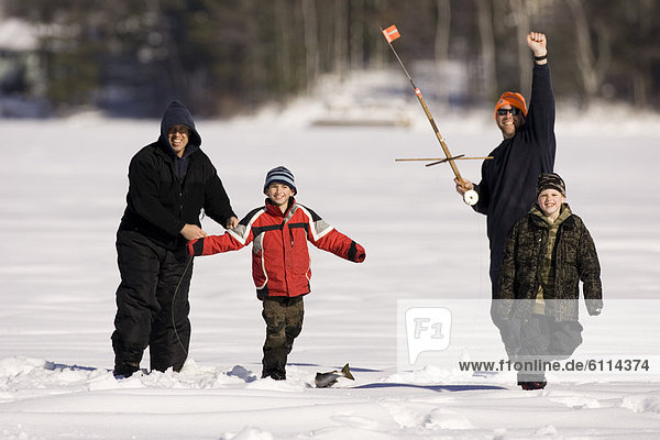 Mensch  Menschen  See  Eis  angeln  Maine