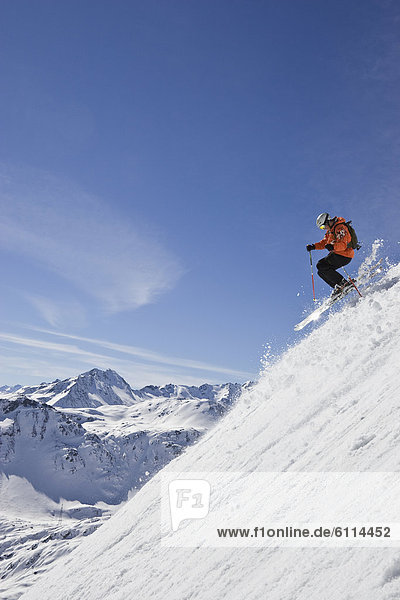 Mann  Ski  jung  Österreich  Hang  steil