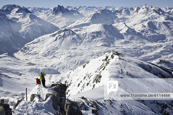 Mann  Berggipfel  Gipfel  Spitze  Spitzen  hoch  oben  wandern  Ski  2  jung  Skipiste  Piste  Österreich