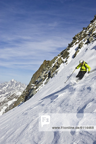 Mann  Ski  Urlaub  Gesichtspuder  jung  Skipiste  Piste  Österreich