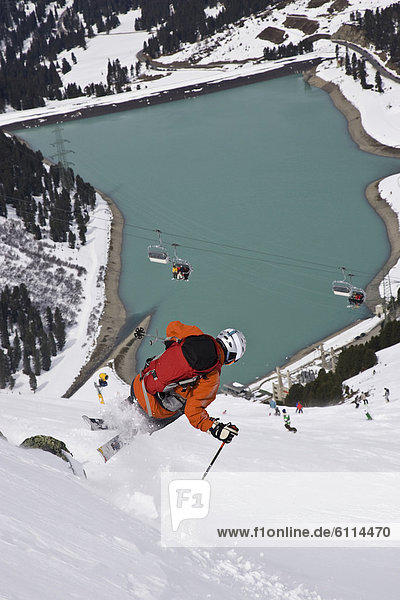 nahe  Mann  Ski  Frische  Urlaub  Gesichtspuder  jung  Skipiste  Piste  Österreich  Innsbruck