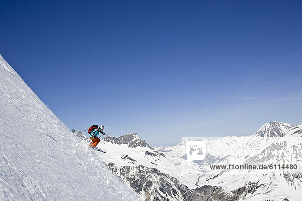 Mann  Ski  Gesichtspuder  jung  Skipiste  Piste  Österreich