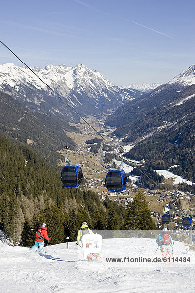Mann  Dorf  Ski  3  Österreich