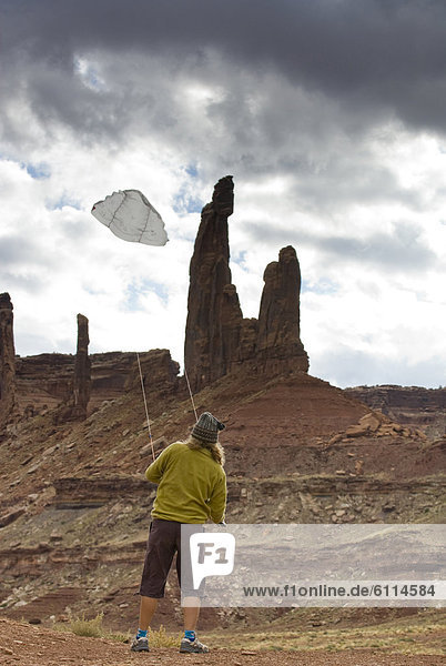 fliegen  fliegt  fliegend  Flug  Flüge  Frau  Canyonlands Nationalpark  unterhalb  Sandstein  Utah
