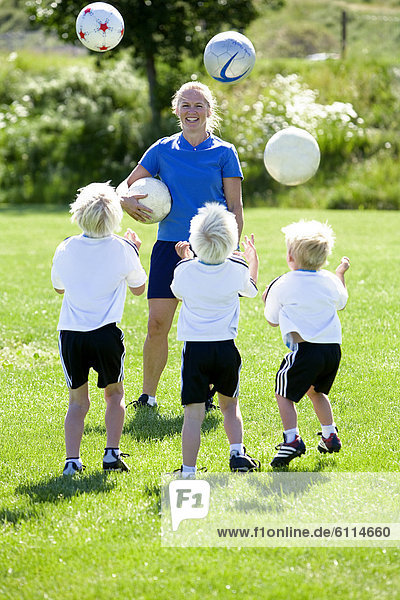 Junge - Person  klein  üben  Fußball  3  Training  Mutter - Mensch