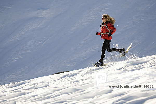 Frau  rennen  Schneeschuh  Schnee