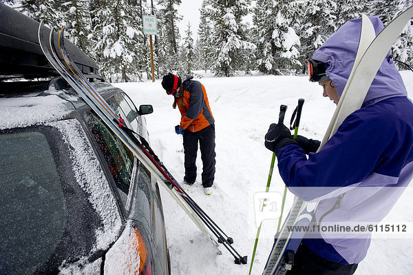 Biegung  Biegungen  Kurve  Kurven  gewölbt  Bogen  gebogen  überqueren  Frau  Auto  Vorbereitung  gehen  Skisport  2  jung  Norden  Kreuz  Oregon