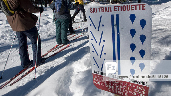 Biegung  Biegungen  Kurve  Kurven  gewölbt  Bogen  gebogen  überqueren  folgen  Zeichen  Nostalgie  Ski  3  Etikett  Kreuz  Oregon  Signal